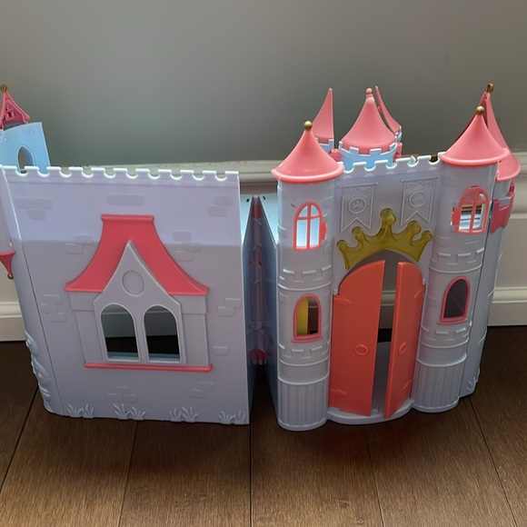 Mattel Foldable Caste - Picture 9 of 10